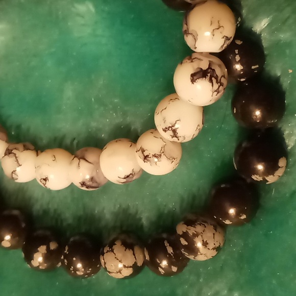 Expandable bracelet 1 natural black agate 1 white  glass beaded . - Picture 1 of 5